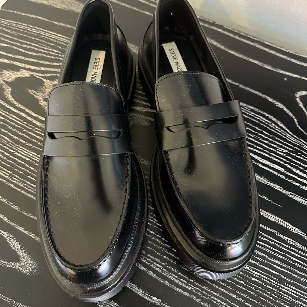 Steve Madden men’s black leather loafer size 9
